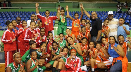 DANILO MESA PREMIA LAS GANADORAS DE BALONCESTO