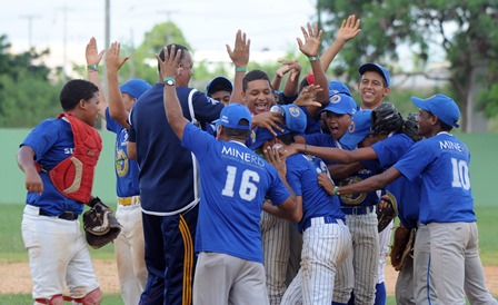 LOS JUGADORES DE LA ZONA SUR CELEBRAN LA MEDALLADE ORO 1