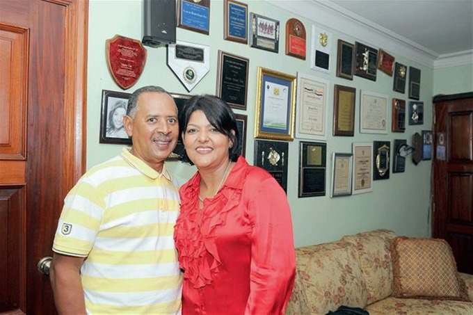 QUIQUE CRUZ Y ELVIRA RODRIGUEZ DE CRUZ, DIRECTIVOS DE LA LIGA ENRIQUE CRUZ
