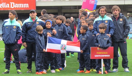 Equipos de la FCBEscola Santo Domingo durante la ceremonia inaugural del torneo internacional de Barcelona.
