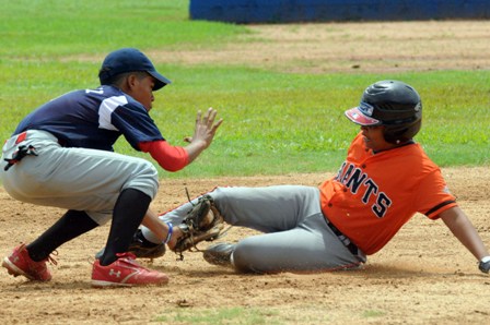 CRISTOPHER GOMEZ DE BANRESERVAS PONE OUT EN SEGUNDA BASE A RAMON MEJIA DE LOS GIGANTES