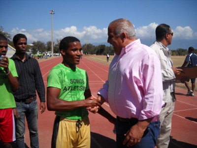 Jaime David felicita a un ganador