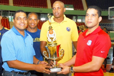 Final y premiación de basquetbol masculino U-15,entre San Lazaro y Bauricio Baez,ganador el club Muricio Baez,el juego se llebo acabo en el pabellon de baloncesto del centro olimpico!foto José de León