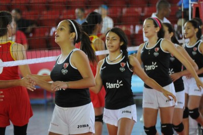 jugadoras-del-colegio-new-horizons-saludan-a-sus-rivales-luego-de-su-victoria-en-semifinales