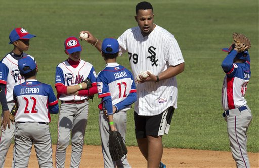 El jugador de los Medias Blancas, José Abreu, segundo desde la derecha, comparte con niños durante una actividad en La Habana el miércoles, 16 de diciembre de 2015. (AP Photo/Ramon Espinosa)