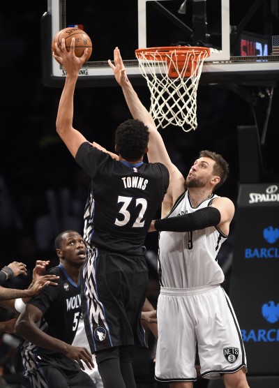 Karl-Anthony Towns, pívot de los Timberwolves de Minnesota, dispara frente al italiano Andrea Bargnani, de los Nets de Brooklyn, en el encuentro llevado a cabo el domingo 20 de diciembre de 2015 (AP Foto/Kathy Kmonicek)