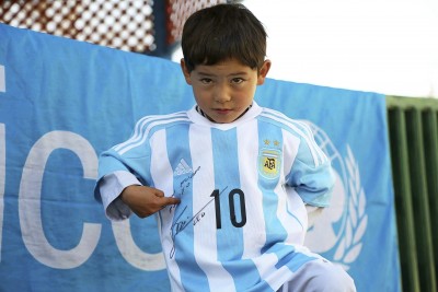 KBL01 KABUL (AFGHANISTAN) 25/02/2016.- Fotografía facilitada por Unicef del niño afgano de 5 años Murtaza Ahmadi, un joven seguidor del delantero argentino del FC Barcelona Lionel Messi, mientras posa con una camiseta de la selección nacional argentina firmada por el astro argentino en Kabul (Afganistán) hoy, 25 de febrero de 2016. Murtaza Ahmadi, que se hizo famoso por unas fotos en las que aparecía vestido con una bolsa de plástico que simulaba ser una camiseta de la selección argentina, ha cumplido hoy su sueño de tener algo de su ídolo ya que ha recibido la camiseta y un balón firmado por Messi. Los regalos se los hizo llegar Messi a través de Unicef, que se los entregó en la provincia central afgana de Ghazni. EFE/Unicef SÓLO USO EDITORIAL/PROHIBIDA SU VENTA