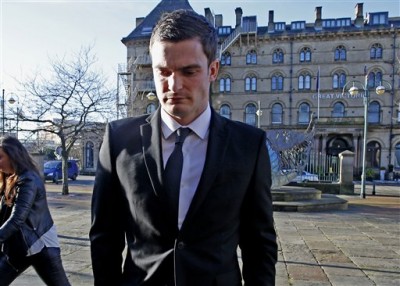 El jugador de Sunderland, Adam Johnson, llega al tribunal de Bradford, Inglaterra, el miércoles, 10 de febrero de 2016. Johnson se declaró culpable de tener relaciones sexuales con una menor de edad. (Peter Byrne/PA via AP) UNITED KINGDOM OUT NO SALES NO ARCHIVE