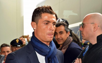 ROM01 ROMA (ITALIA) 16/02/2016.- El delantero portugués del Real Madrid Cristiano Ronaldo llega junto al resto del equipo al aeropuerto Fiumicino de Roma (Italia) hoy, 16 de febrero de 2016. El Real Madrid se enfrenta mañana a la Roma en el partido de ida de octavos de final de la Liga de Campeones. EFE/Telenews