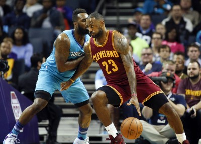 LeBron James de los Cavaliers de Cleveland conduce el balón frente a P.J. Hairston de los Hornets de Charlotte el viernes 27 de noviembre de 2015. (AP Foto/Nell Redmond)