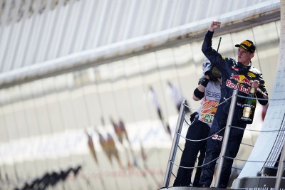 GRA229. MONTMELÓ (BARCELONA), 15/05/2016.- El piloto holandés Max Verstappen (Red Bull) celebra en el podio su victoria en el Gran Premio de España de Fórmula Uno disputado hoy en el Circuito de Barcelona-Catalunya. EFE/Alejandro García