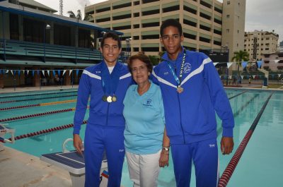 Fausto Huertas, Maritza Creus de Rodríguez y Ronald Felipe Polanco, de los Delfines del club Naco.