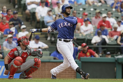 Nomar Mazara (30) de los Rangers de Texas conecta un jonrón ante los Angelinos de Los Angeles el miércoles 25 de mayo de 2016. (AP Foto/LM Otero)