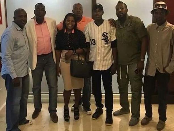 Vladimir Guerrero celebra firma de su sobrino con los Medias Blancas